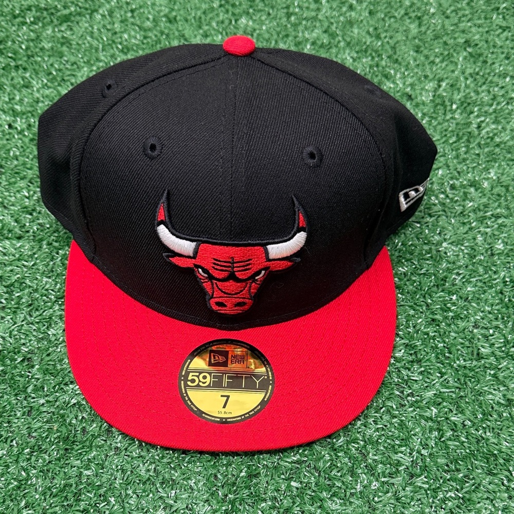 New Era 59FIFTY Chicago Bulls Fitted Hat, iconic logo with Red Brim. Size 7 NWT